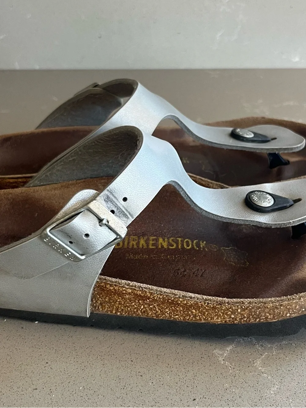 Birkenstock Gizeh Women’s SZ 37 US 6 Medium Silver Metallic Sandals
